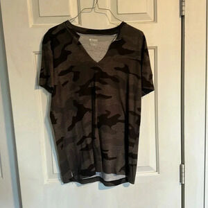 Pink camo XS Vneck tshirt